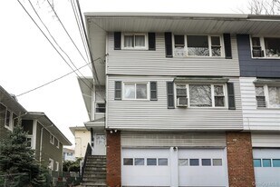 13 Regina Pl in Yonkers, NY - Building Photo