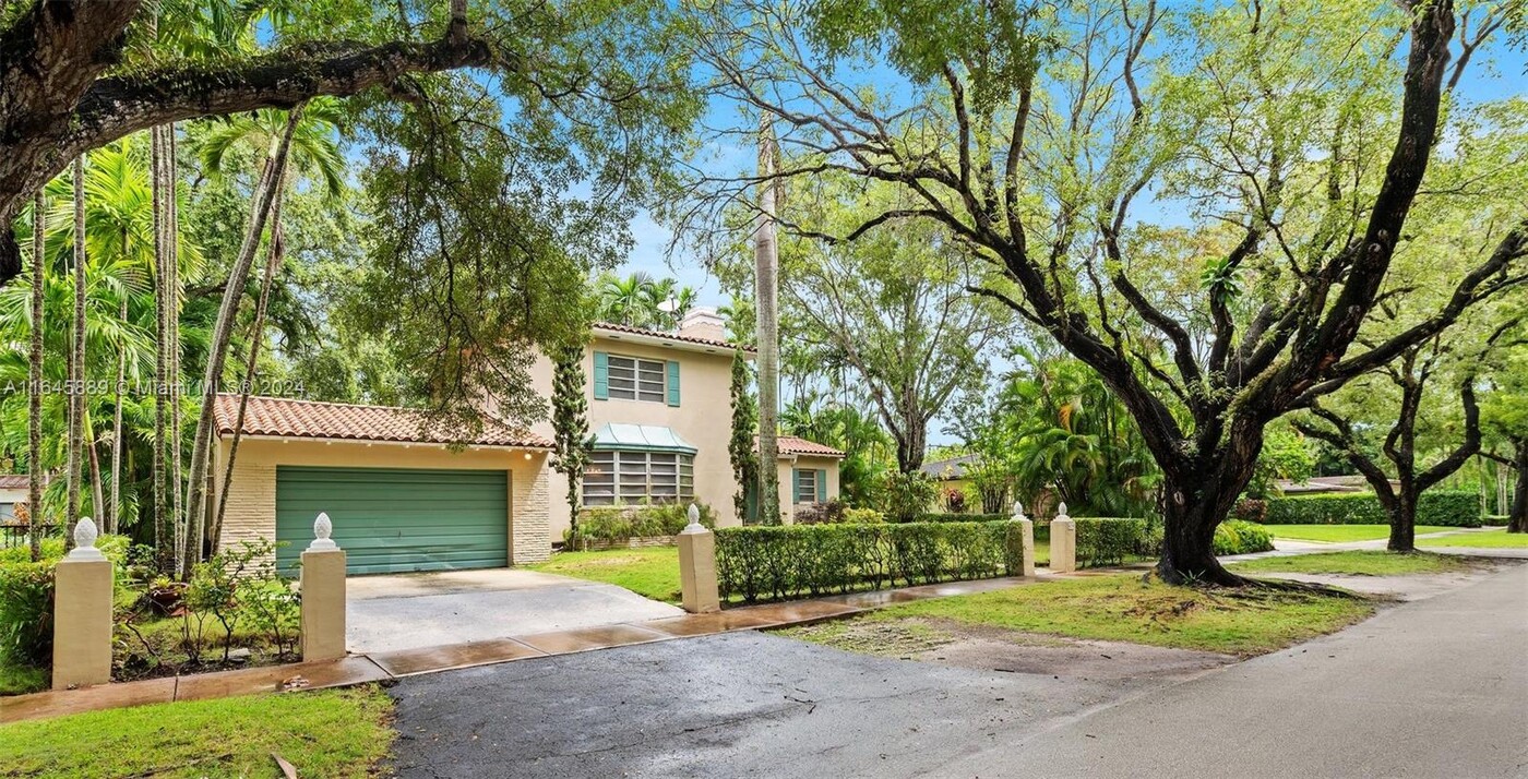 829 Palermo Ave in Coral Gables, FL - Foto de edificio