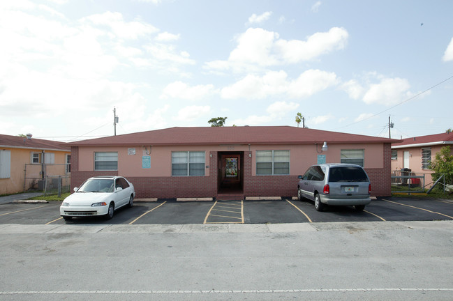 150 W 13th St in Hialeah, FL - Foto de edificio - Building Photo