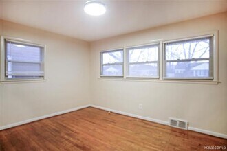 24101 Westhampton St in Oak Park, MI - Building Photo - Building Photo