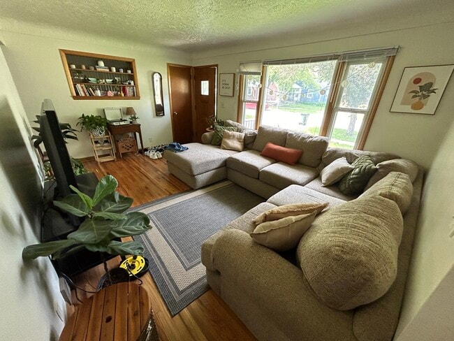 710 W 20th St in Cedar Falls, IA - Foto de edificio - Building Photo