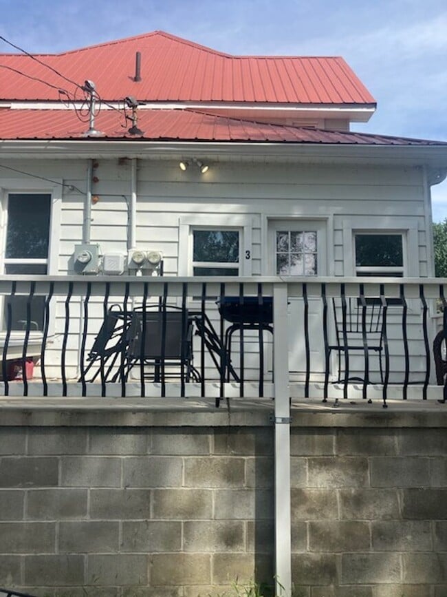 property at 803 E Washington St