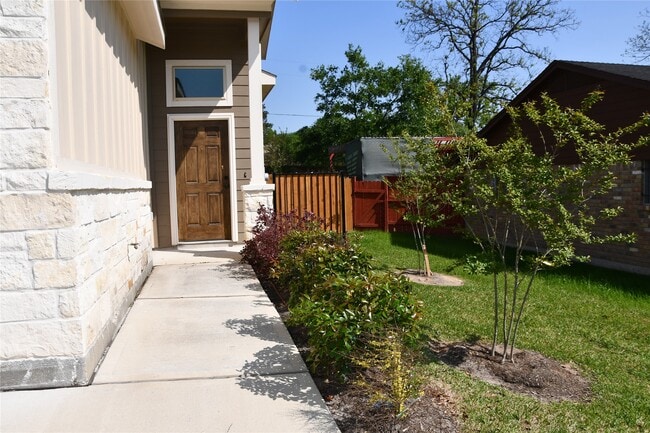 106 Wickersham in Conroe, TX - Building Photo - Building Photo