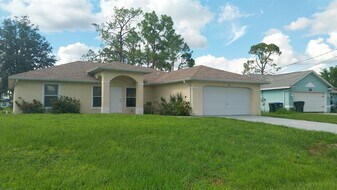 1695 Gauguin Rd in North Port, FL - Building Photo