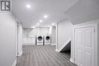 3280 Pilcom Crescent in Mississauga, ON - Building Photo - Building Photo