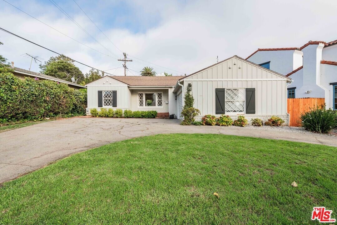 574 N Almar Ave in Los Angeles, CA - Building Photo