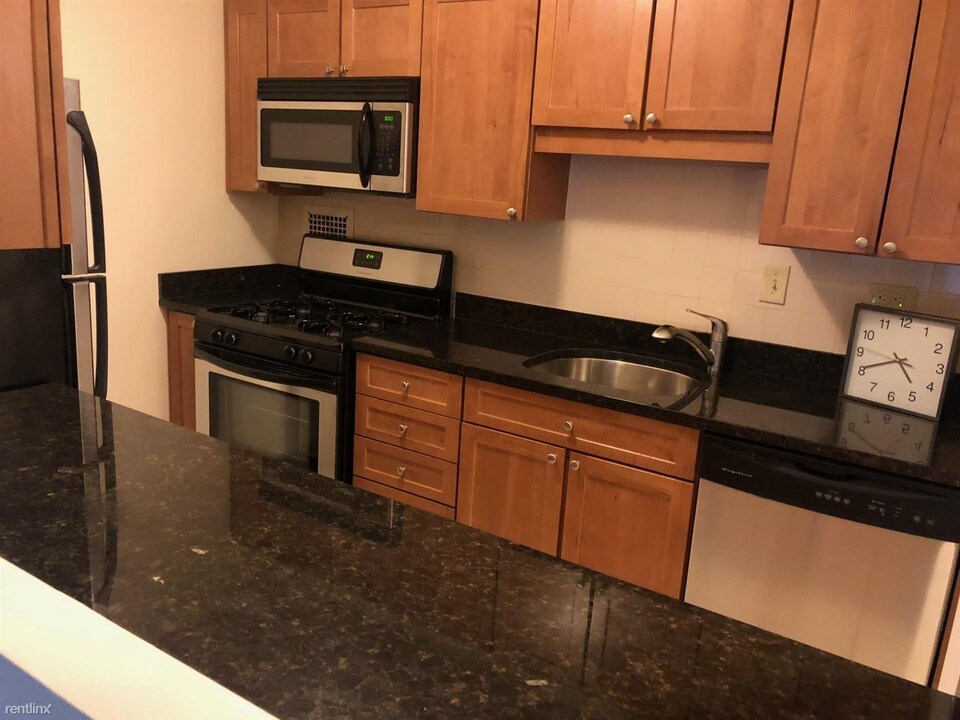 8 Whittier Pl-Unit -Apt 5F in Boston, MA - Building Photo