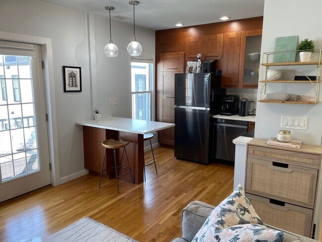258 Everett St in Boston, MA - Foto de edificio - Building Photo
