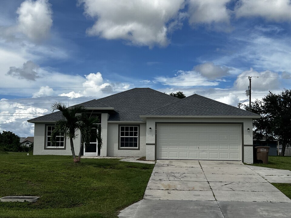 1013 Tropicana Parkway W in Cape Coral, FL - Foto de edificio