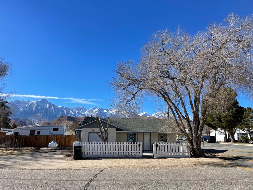 221 N Lone Pine Ave in Lone Pine, CA - Building Photo