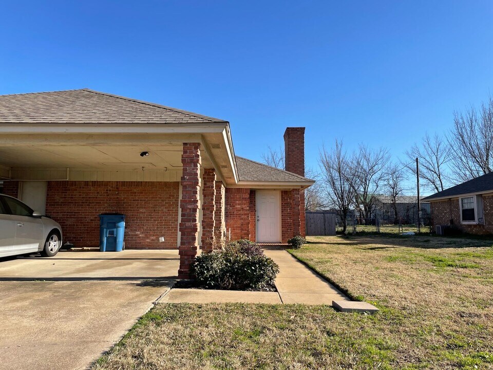 108 Woodbine Dr in Burleson, TX - Building Photo