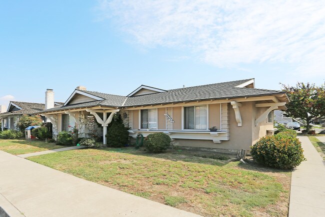 16652 Bartlett Ln in Huntington Beach, CA - Foto de edificio - Building Photo