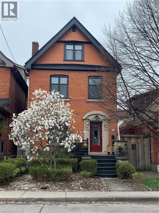207 Charlton Ave W in Hamilton, ON - Building Photo