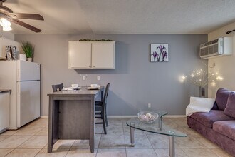 Los Vecinos Apartments in Phoenix, AZ - Building Photo - Interior Photo