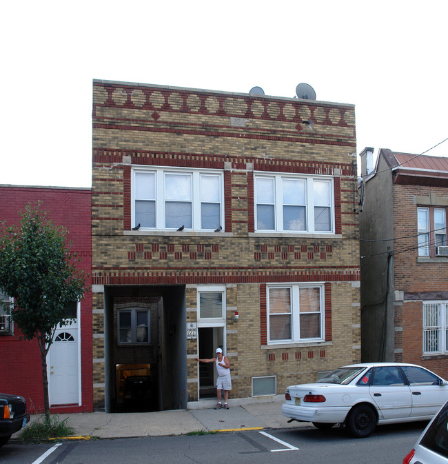 121 68th St in Guttenberg, NJ - Building Photo - Building Photo