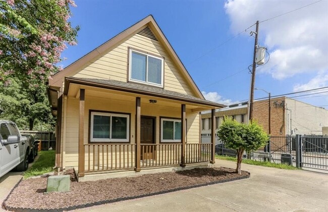 1310 Dennis St in Houston, TX - Building Photo - Building Photo