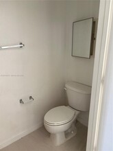 2086 NE 167th St in North Miami Beach, FL - Building Photo - Building Photo