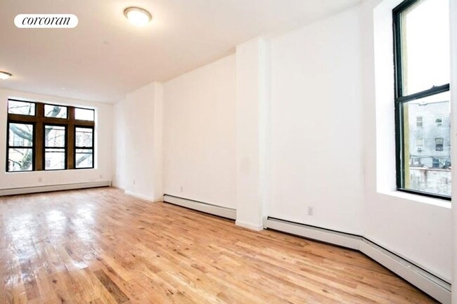 194 Vernon Ave in Brooklyn, NY - Building Photo - Building Photo