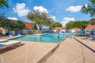 Tucasa Townhomes in Irving, TX - Foto de edificio - Building Photo