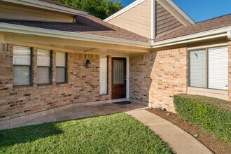 11530 Ella Lee Dr in Houston, TX - Foto de edificio - Building Photo