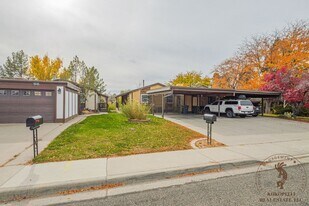 1043 Lakeside Dr in Grand Junction, CO - Building Photo