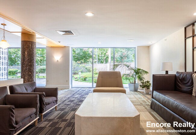 101 Monmouth St, Unit 214 in Brookline, MA - Foto de edificio - Building Photo