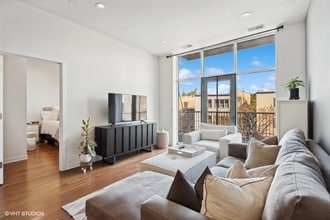 1550 W Cornelia Ave in Chicago, IL - Foto de edificio - Building Photo