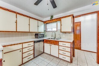 8410 E Castle Dr in Wichita, KS - Building Photo - Building Photo