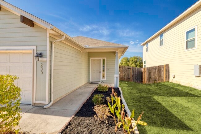 253 Eagle Brook Ln in Buda, TX - Building Photo - Building Photo