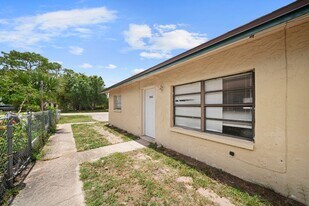 5551-5553 Fifth Ave in Ft. Myers, FL - Building Photo