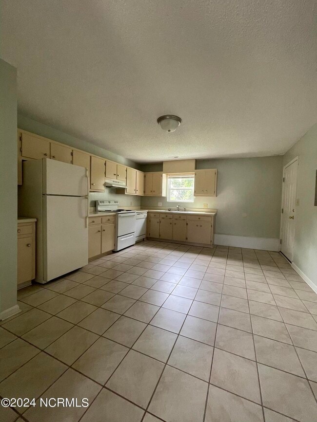 215 Cordell Cir in Jacksonville, NC - Building Photo - Building Photo