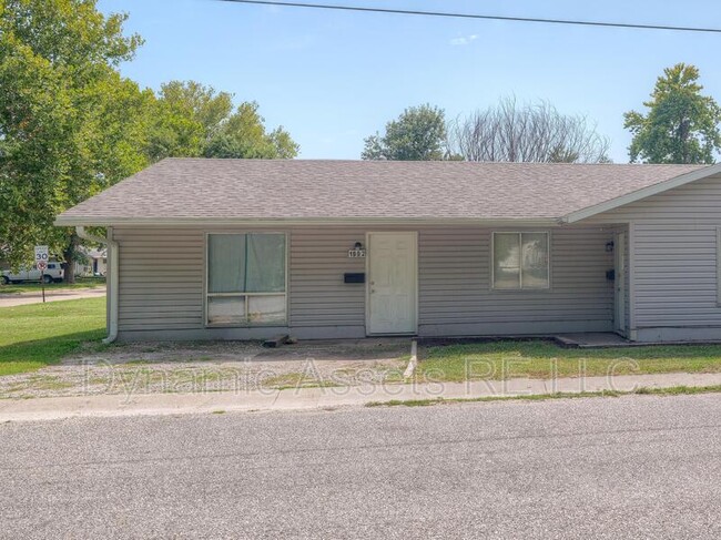 1902 John F Kennedy St in Pittsburg, KS - Foto de edificio - Building Photo