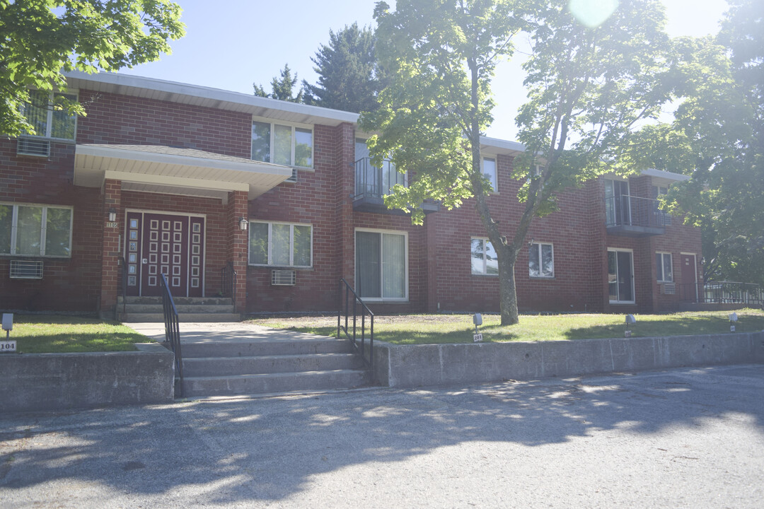 East Shore Apartments in Marinette, WI - Building Photo