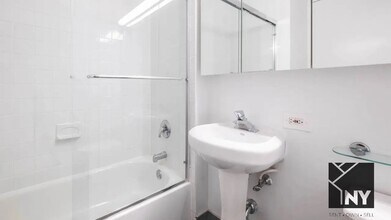 102 W 27th St, Unit 21C in New York, NY - Foto de edificio - Building Photo