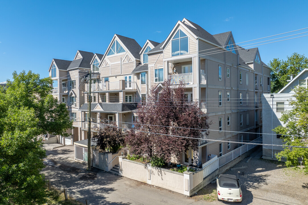 818 10 St NW in Calgary, AB - Building Photo