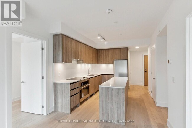 8 Beverley Glen Blvd in Vaughan, ON - Building Photo - Building Photo