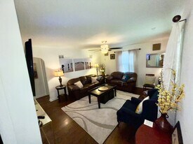 2559 W 46th Ave in Kansas City, KS - Building Photo