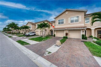 2656 Blossom Wy in Naples, FL - Foto de edificio - Building Photo