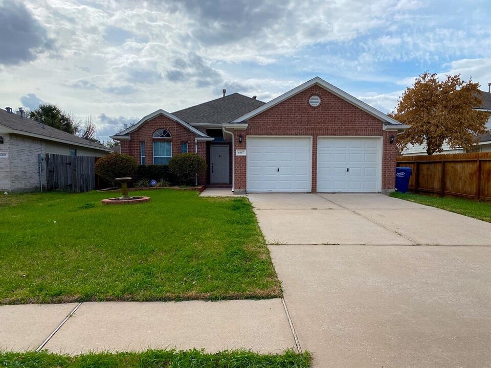 6807 Catarina Cir in Houston, TX - Building Photo