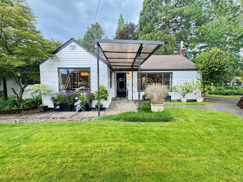 7807 SW Birch St in Portland, OR - Building Photo