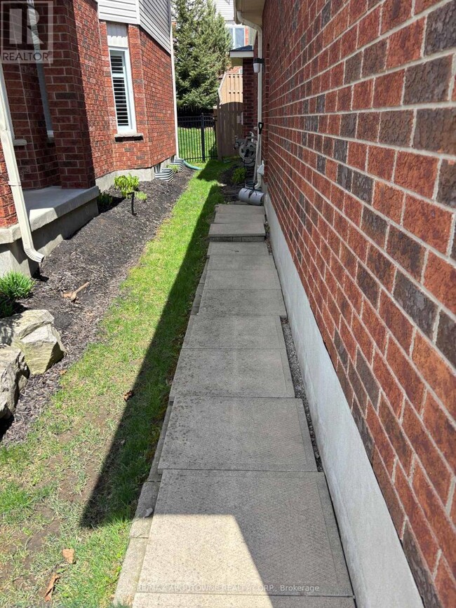 6 Zecca Dr in Guelph, ON - Building Photo - Building Photo