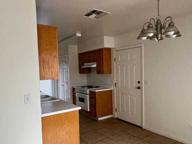 700 Spring Meadow Ct in Bakersfield, CA - Foto de edificio - Building Photo