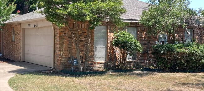 3202 Foxboro Dr in Richardson, TX - Foto de edificio - Building Photo