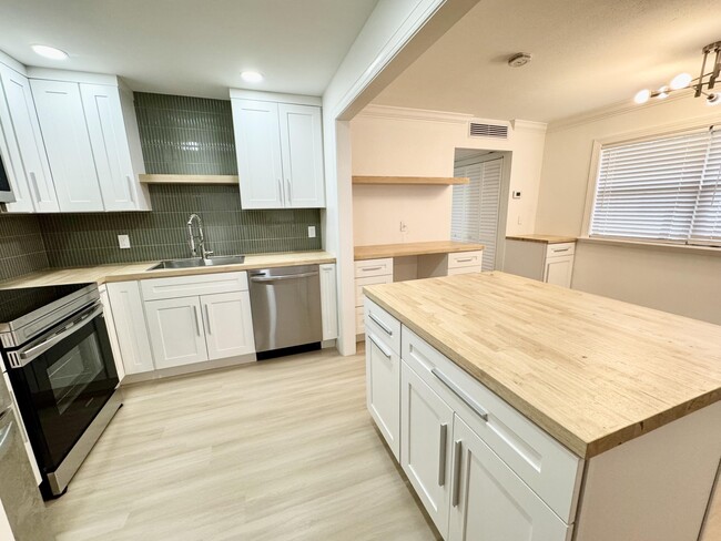 330 Saxony Ln in Delray Beach, FL - Building Photo - Building Photo
