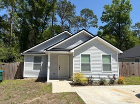21 Graham Trail in Crawfordville, FL - Building Photo