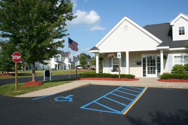 Green Meadows Apartments in Gaylord, MI - Foto de edificio - Building Photo