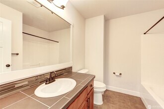 1313 Brooklyn Walk NE in Issaquah, WA - Building Photo - Building Photo
