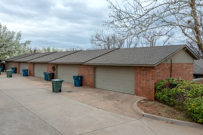 1404 Hunters Ridge Rd in Edmond, OK - Foto de edificio - Building Photo