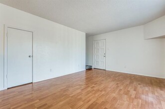 4020 Holland Ave in Dallas, TX - Building Photo - Building Photo