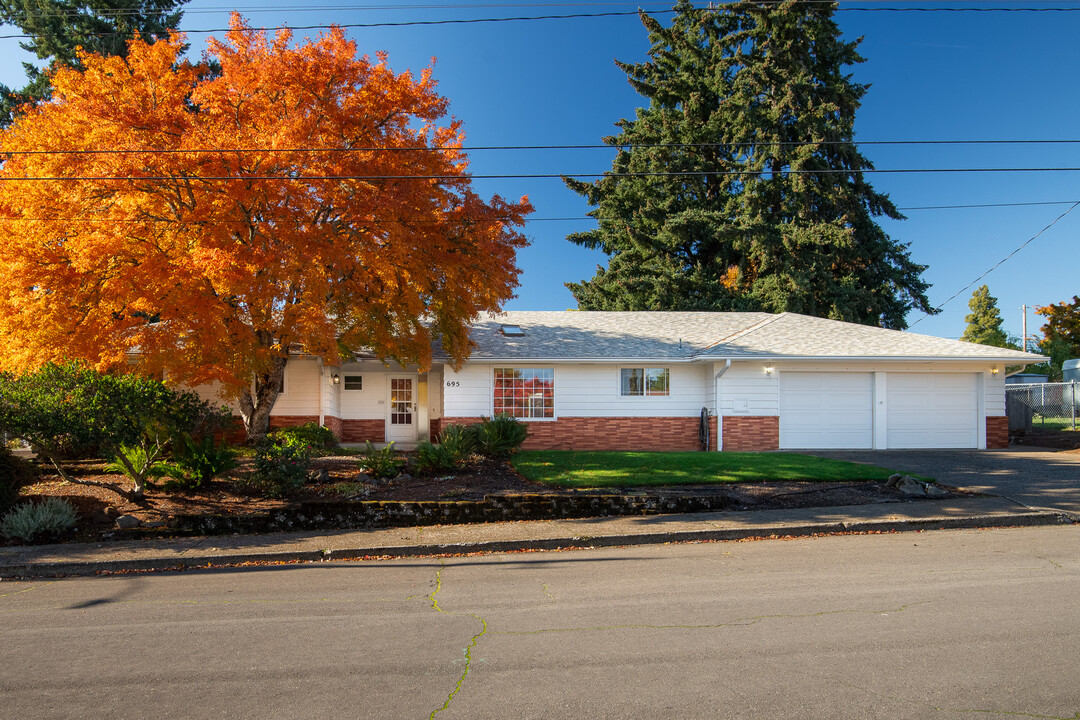 695 Dian Ave NW in Salem, OR - Building Photo